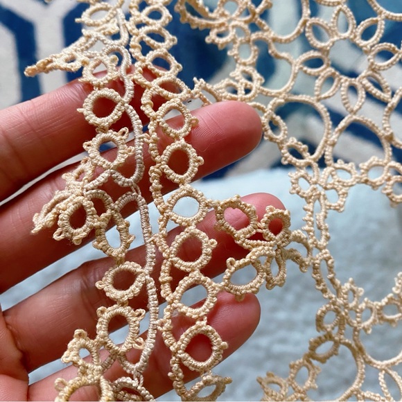 🍽️ VINTAGE TAN HAND MADE CROCHET SMALL TABLE RUNNER! (no accessories) - Picture 6 of 8